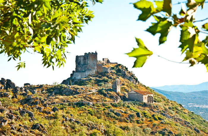 Vista de día del castillo y pueblo de Trevejo, en la Sierra de Gata.